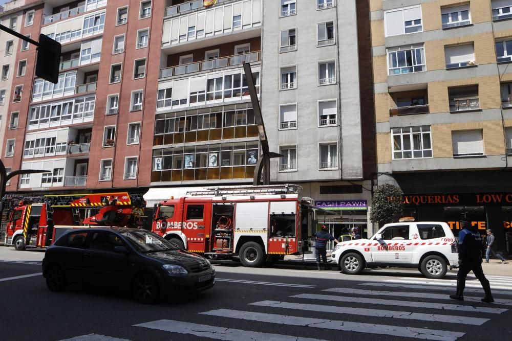 Intervención de bomberos en un edificio de la avenida de Constitución.