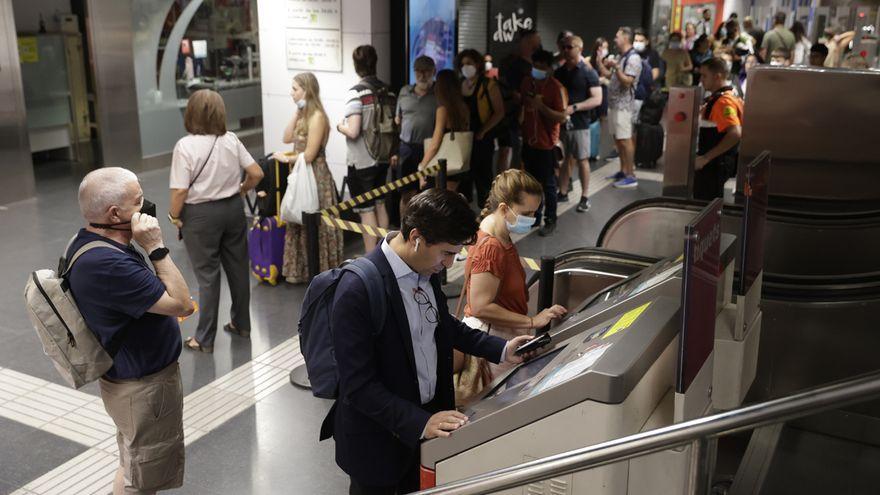 Colas para comprar títulos de transporte en la estación de metro de Sants.