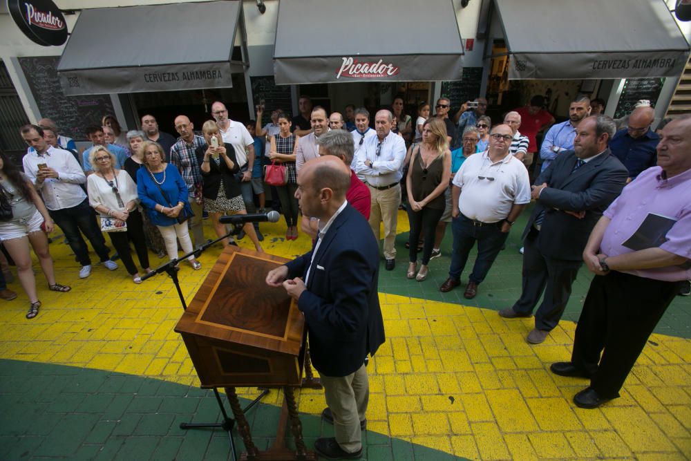 El alcalde de Alicante, Gabriel Echávarri, ha colocado esta mañana una placa en homenaje a Vicente Pastor de la Llosa Alfosea, el Chepa.