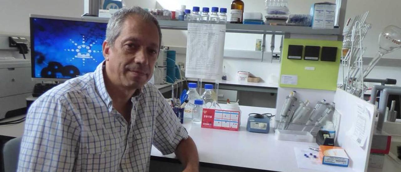 Juan Majada, ayer, en el laboratorio de Cetemas, en Carbayín (Siero).