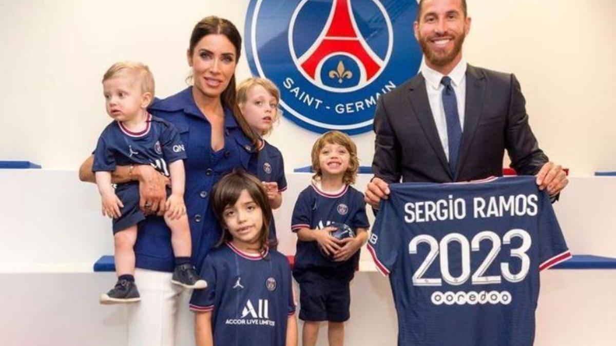 Sergio Ramos con su familia tras anunciar su fichaje por el PSG