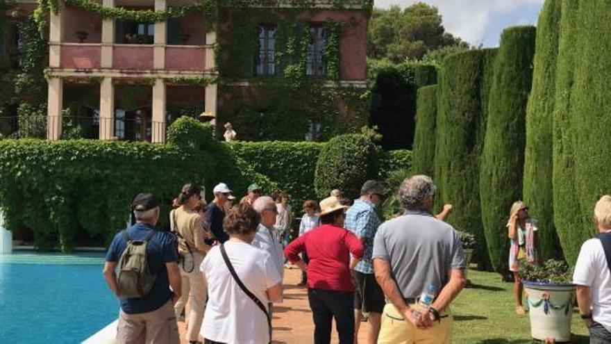 Una de las visitas por el jardín de L´Albarda.