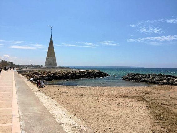 Mitarbeiter der Stadt suchen den Strand vor El Mol