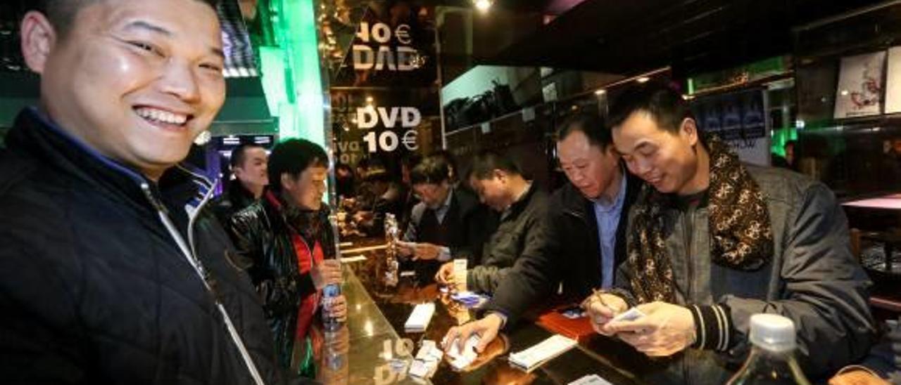 Un grupo de chinos celebrando el Año Nuevo Chino en Benidorm.