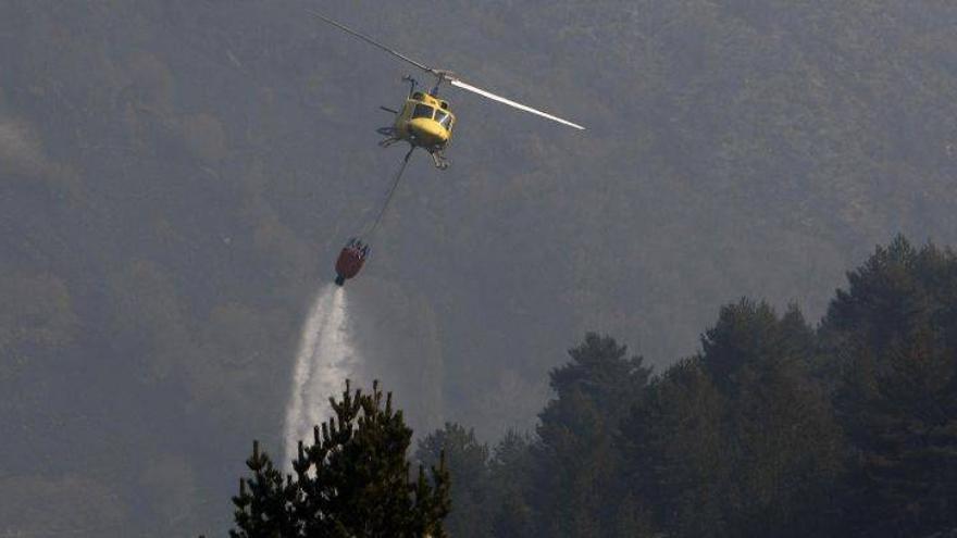 Los medios aéreos logran alejar las llamas de los núcleos habitados