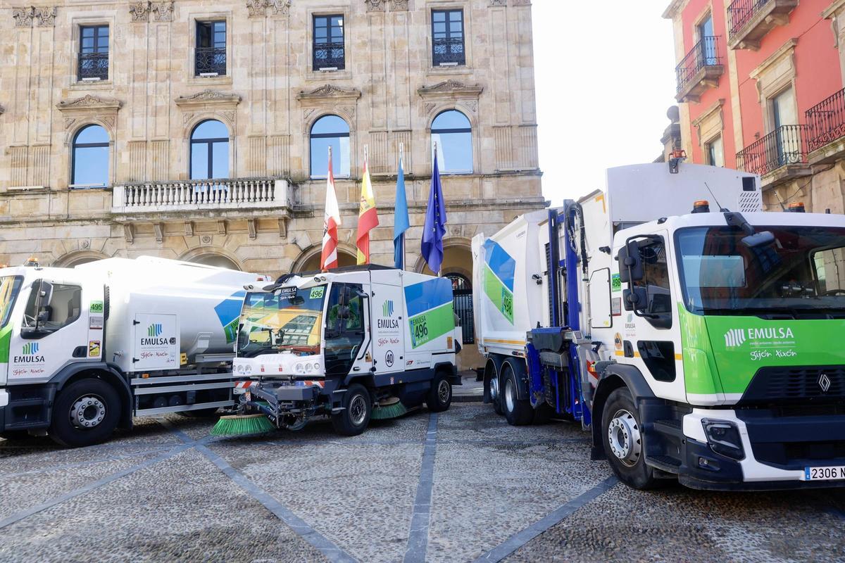 Nuevos vehículos de Emulsa en la plaza Mayor.