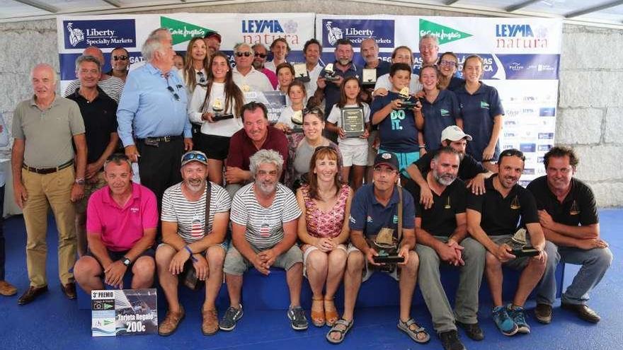 Cuadro de galardonados y autoridades en la entrega de premios de la pasada edición. // Muñiz