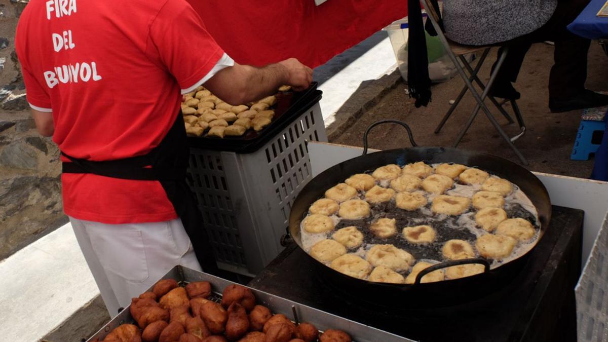 Durant la fira es poden degustar brunyols artesanals i deliciosos  | BORJA BALSERA (ARXIU)