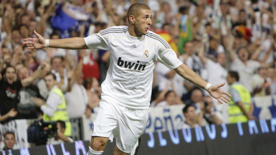 El delantero francés del Real Madrid, Benzema, celebra su  primer gol .