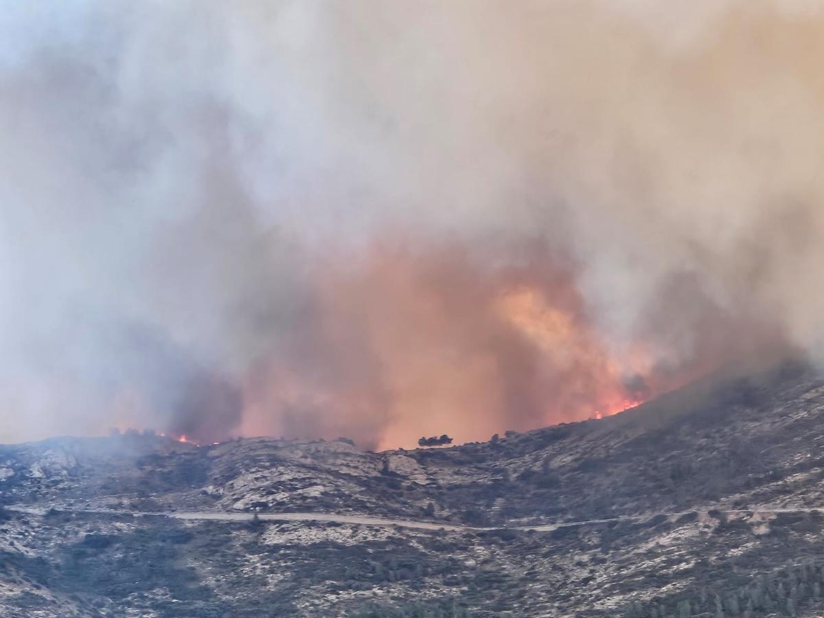Las imágenes del incendio forestal declarado en Tàrbena
