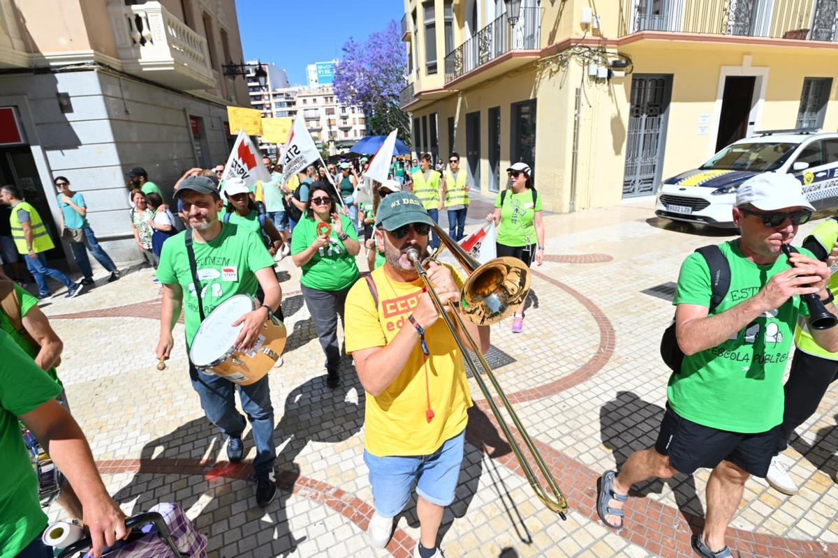 Los profesores se manifiestan en la Plaça de Baix de Elche por la educación pública