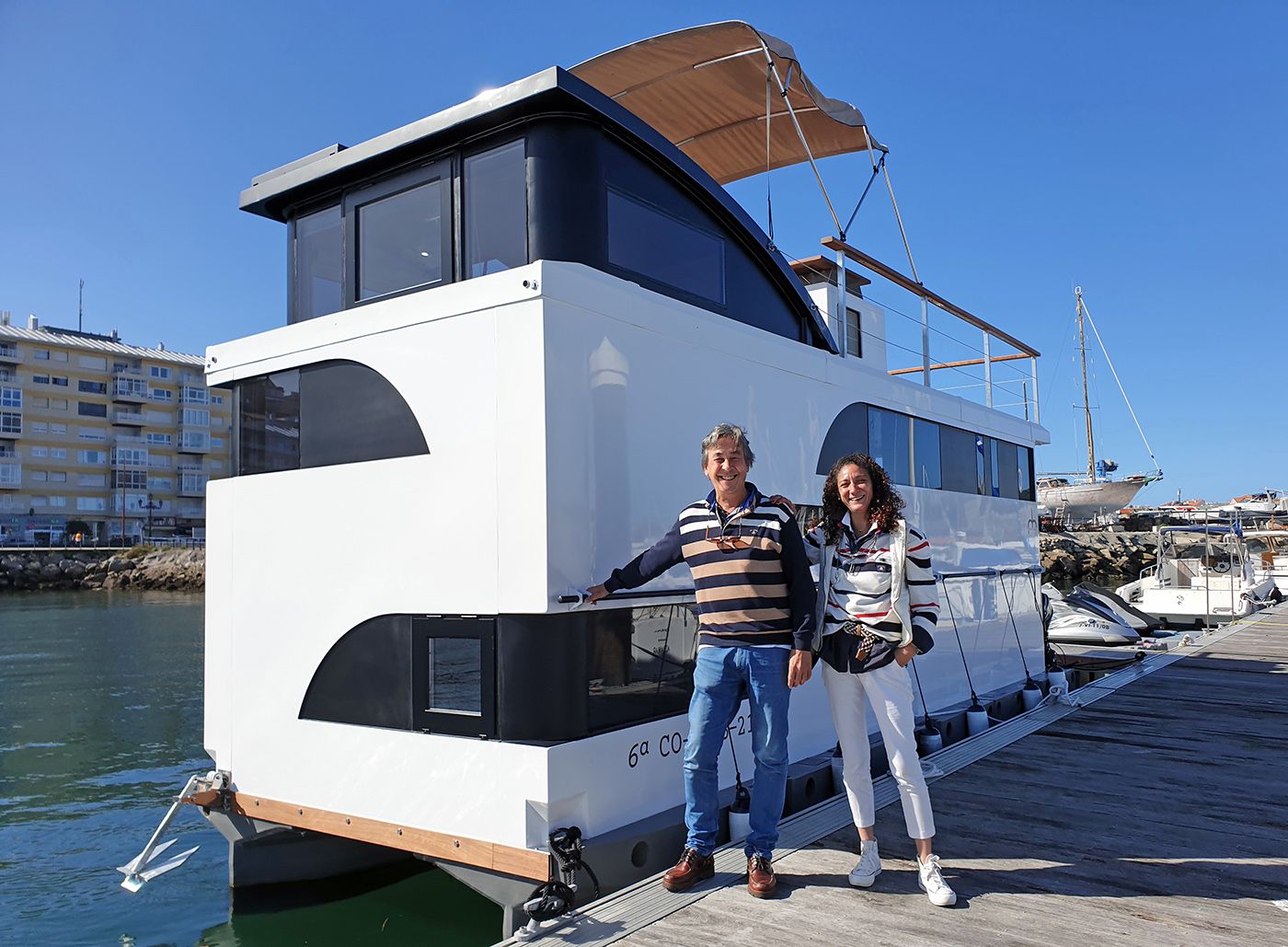 Adrián Álvarez y Raquel Vence, impulsores del negocio, en el barco en el puerto de Baiona.jpg (2).jpg