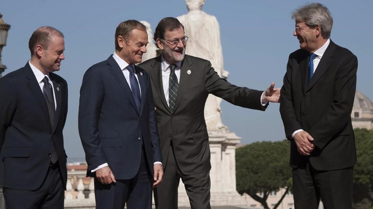 Mariano Rajoy, segundo por la derecha, a su llegada a la reunión.