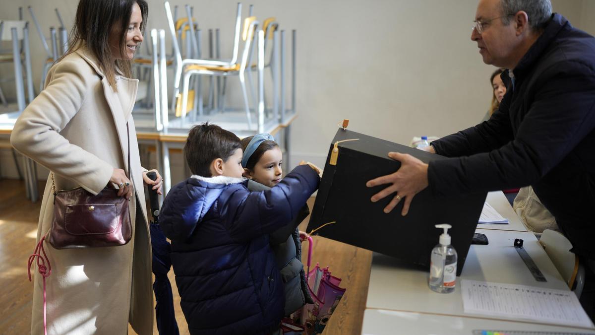 Una mujer vota con sus hijos en un colegio electoral de Lisboa.