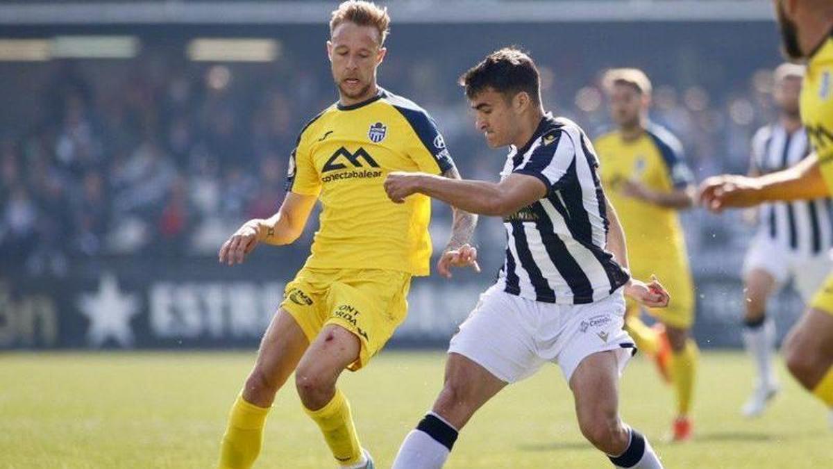 Narro presiona a un futbolista del Castellón, esta mañana en Castalia.