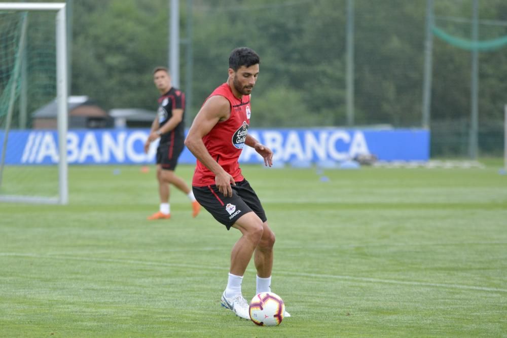 Los problemas del técnico en ataque constatan con el abundante caudal de futbolistas en otras zonas.