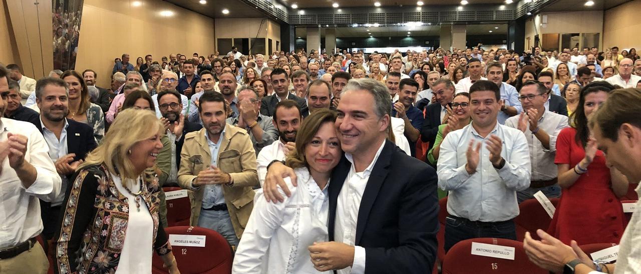 Bendodo y Navarro se abrazan durante el congreso del PP de Málaga que comenzó este viernes.