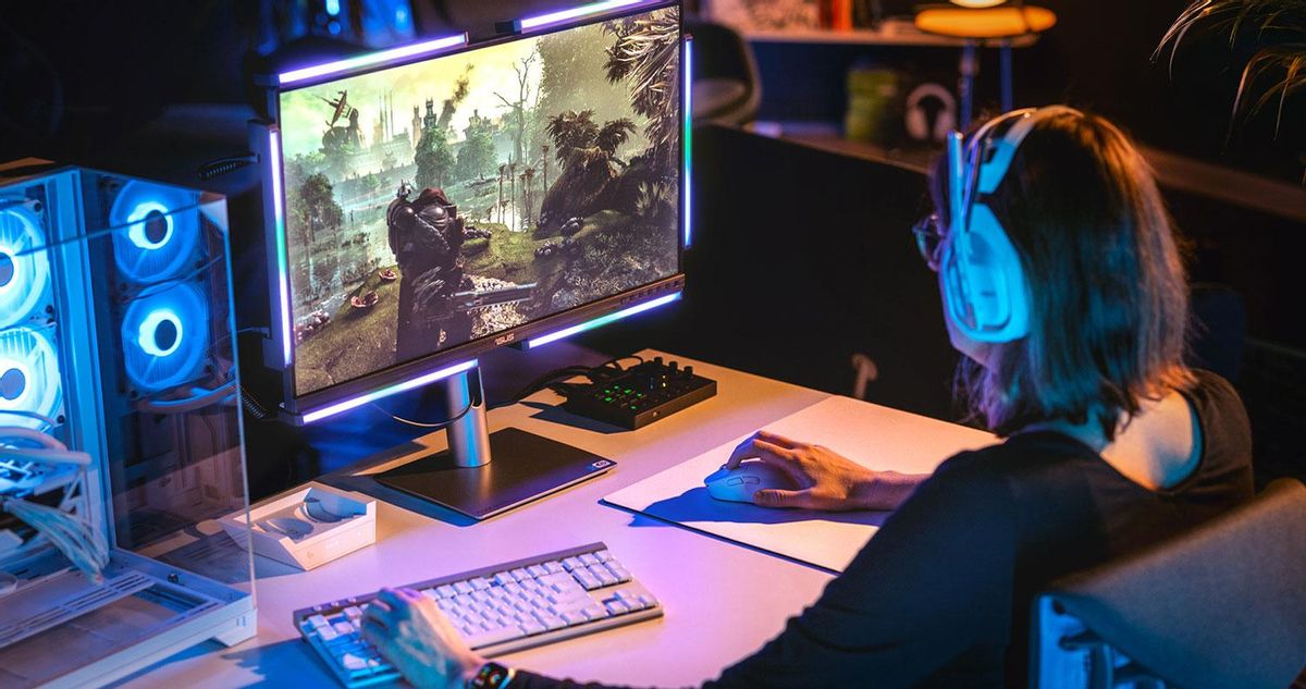 Una mujer jugando a videojuegos.