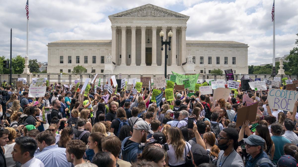 Personas a favor y en contra del derecho al aborto se manifiestan frente al Tribunal Supremo de Estados Unidos, en Washington, en una fotografía de archivo. EFE/Shawn Thew