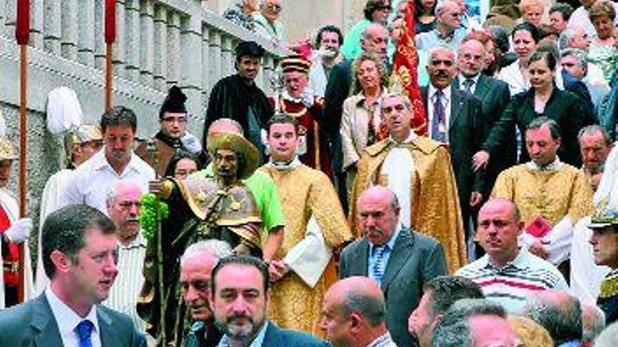 El alcalde de Ourense acudió a la procesión y posterior misa en honor al Apóstol Santiago. / JESÚS REGAL