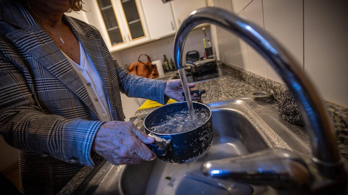 Una mujer usa agua del grifo en Barcelona.