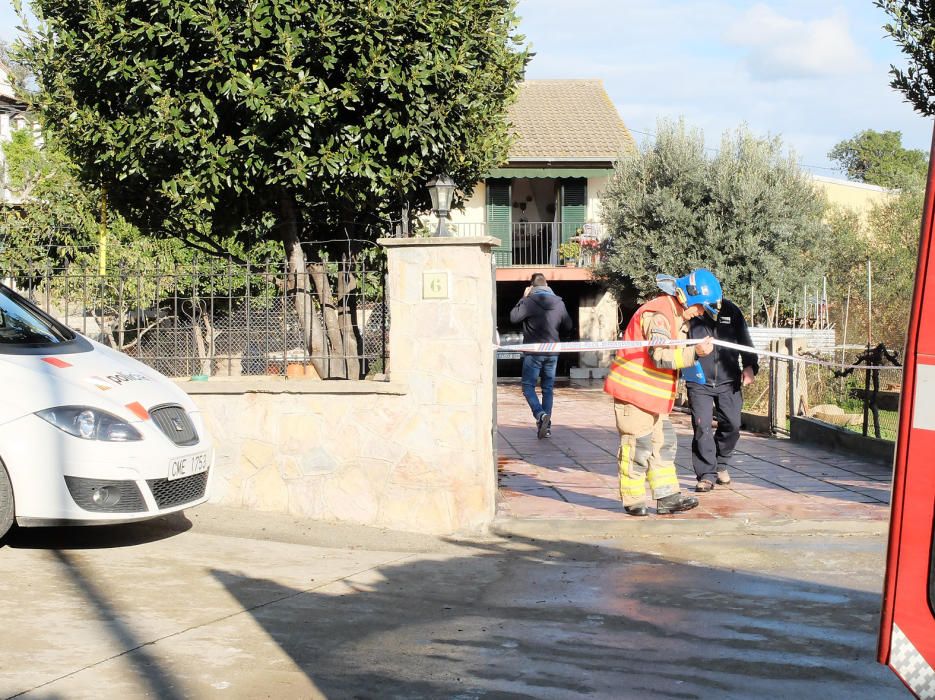 Els serveis d'emergències tenen acordonada la casa incendiada