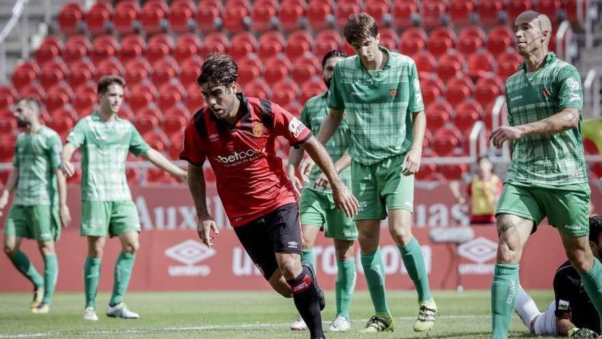 Abdón, del Mallorca, celebra un gol ante los jugadores del Cornellá.