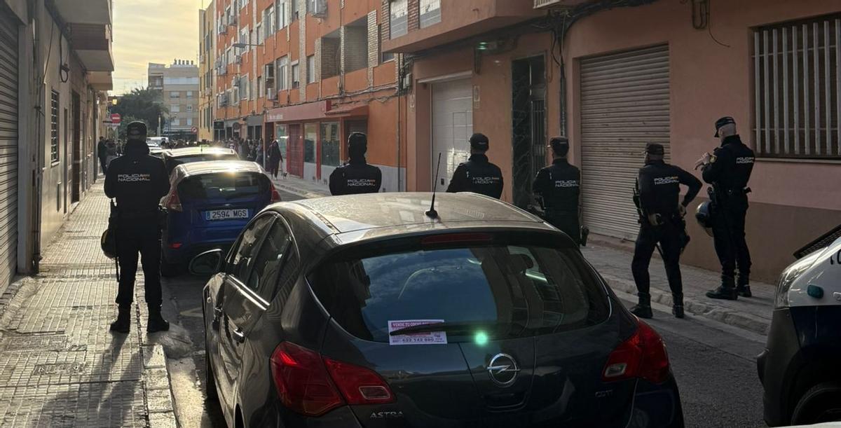 Agentes de policía desplegados.