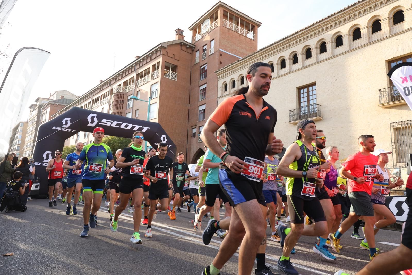 En imágenes | Búscate en el Medio Maratón de Zaragoza 2024