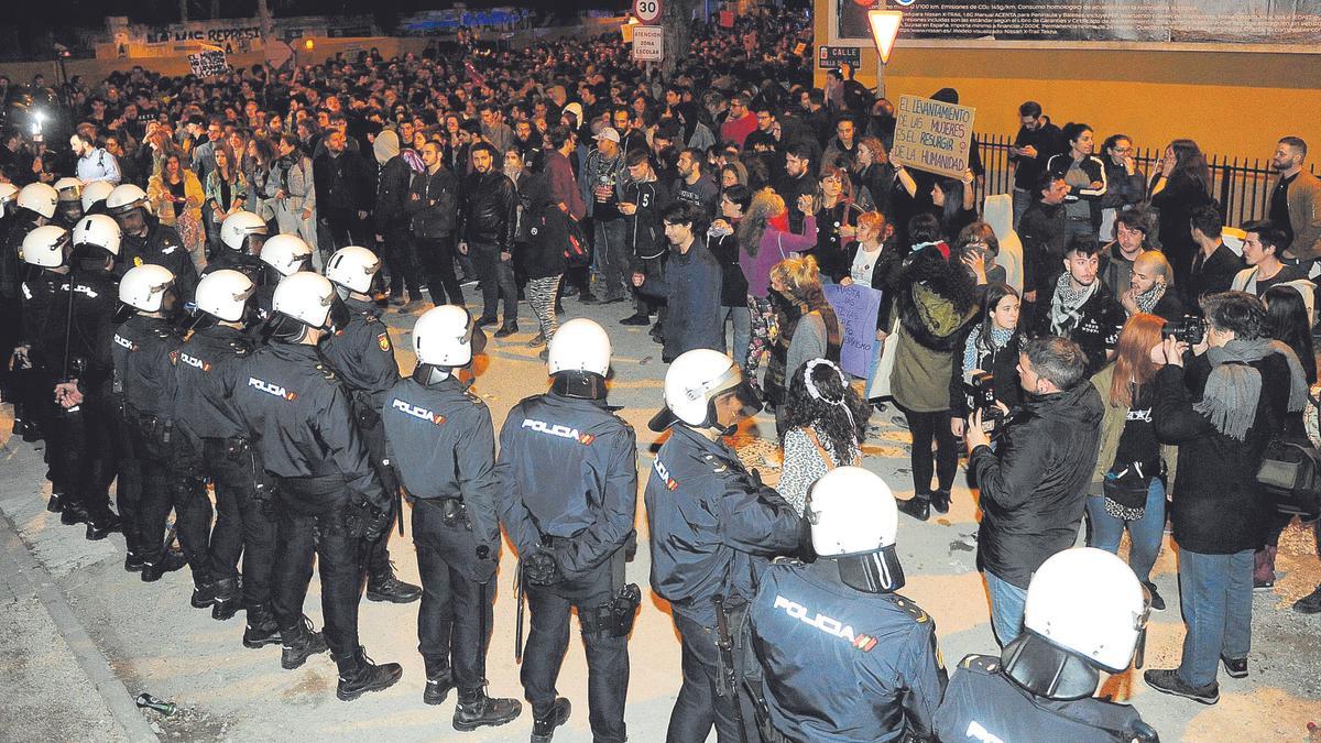 Policías, ante unos manifestantes en Murcia en 2018.