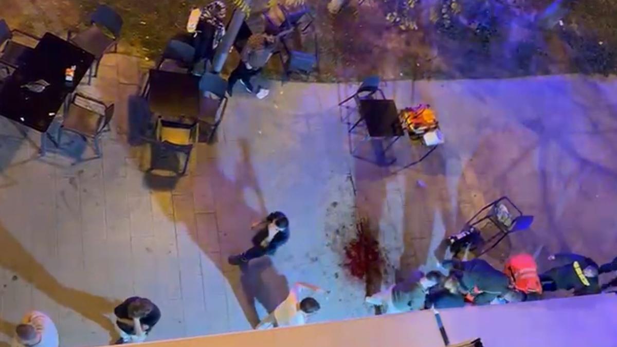 Mancha de sangre tras la pelea en la que un hombre resultó herido crítico al cortarle el cuello con una copa rota