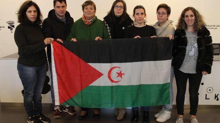 Representantes de los colectivos organizadores del programa de actos en favor del Sáhara en Lalín.