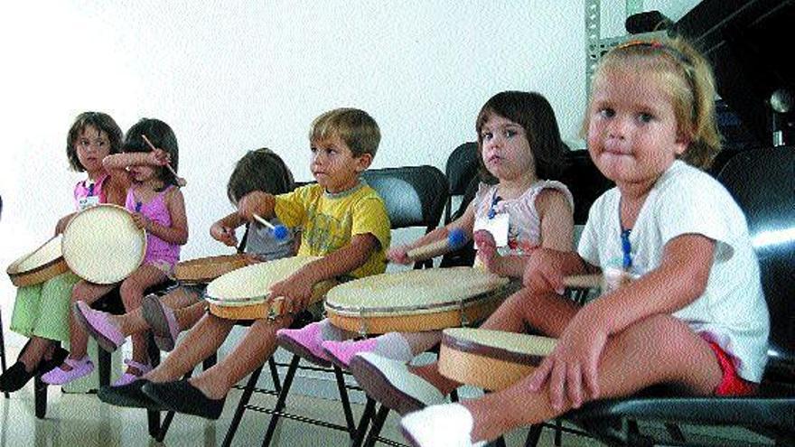 Los más pequeños se divierten aprendiendo a llevar el ritmo con la percusión / Lorena Portero