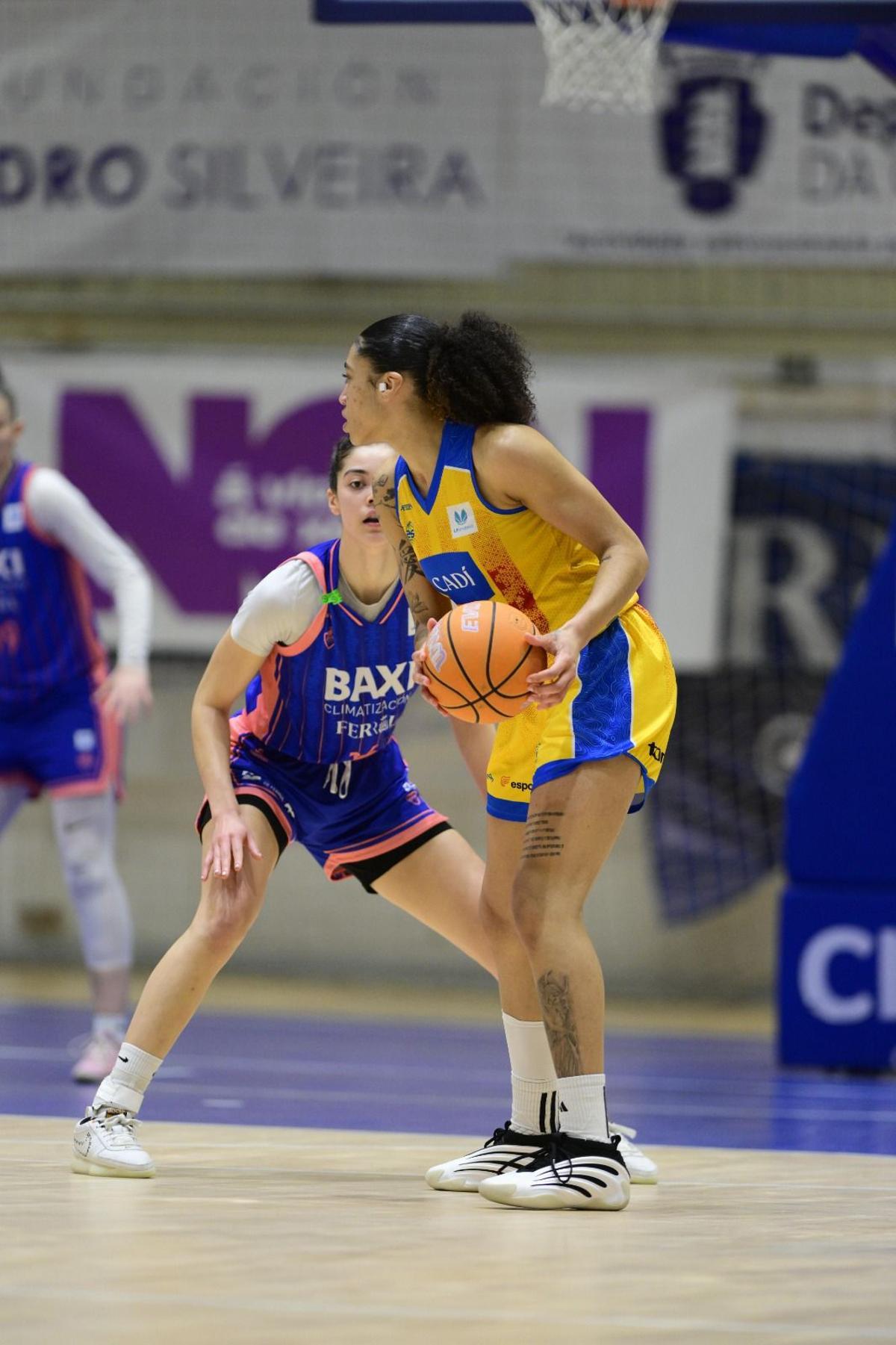 Seehia Ridard esperant a una companya per passar-li la pilota