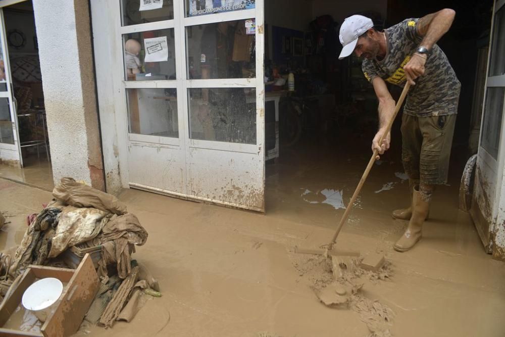 Los vecinos tratan de limpiar sus casas y las calles