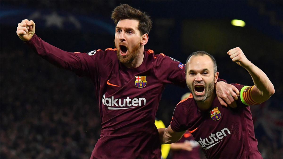 Leo Messi y Andrés Iniesta celebran el gol del empate en el Chelsea-Barça de la Champions 2017/18