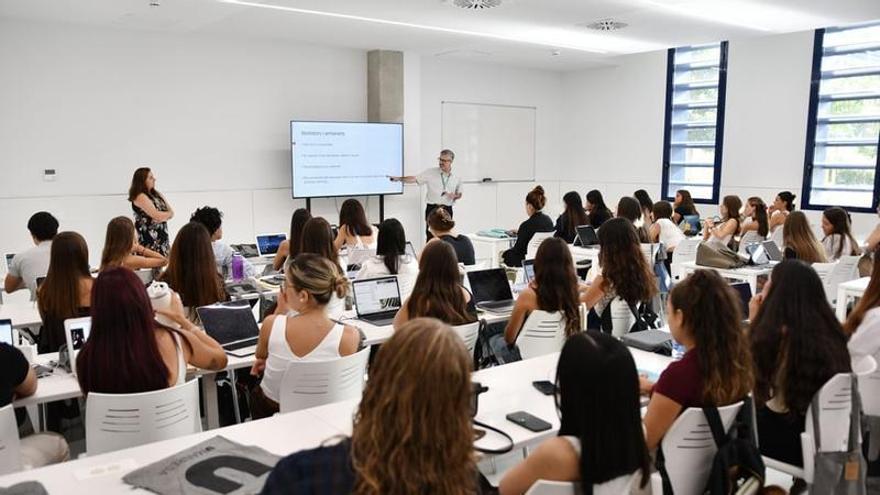 La Clínica Odontològica Universitària rep els primers 46 estudiants que hi faran la formació clínica amb pacients