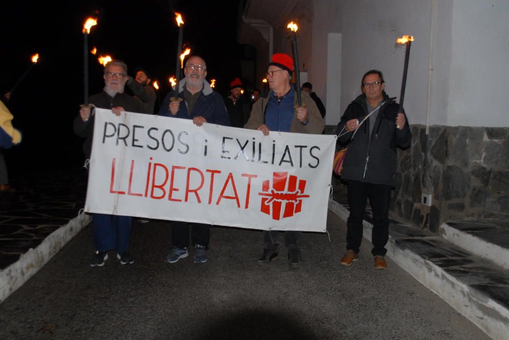 La gent de Cadaqués se suma a la marxa de torxes nadalenca.