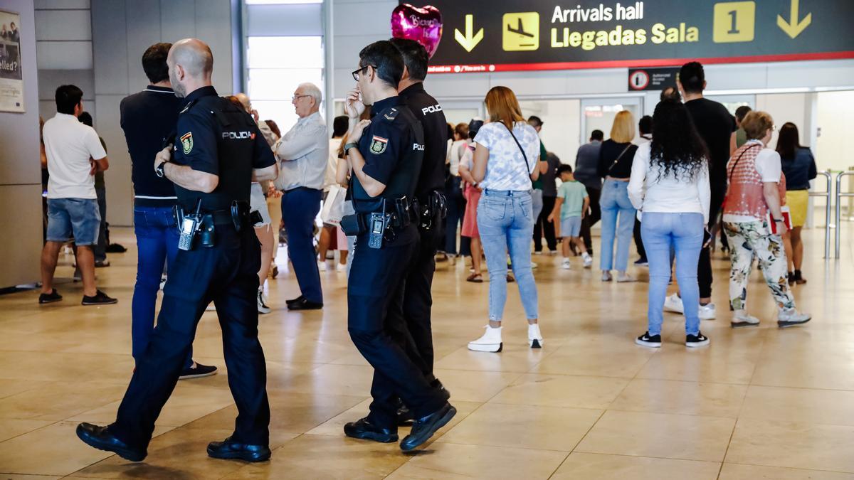 Archivo - Un grupo de agentes de Policía Nacional en el aeropuerto Adolfo Suárez Madrid Barajas