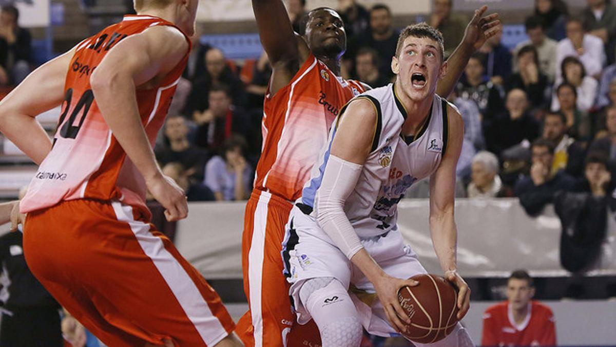 Muscala controla el balón ante la defensa de Kouguere y Larsen