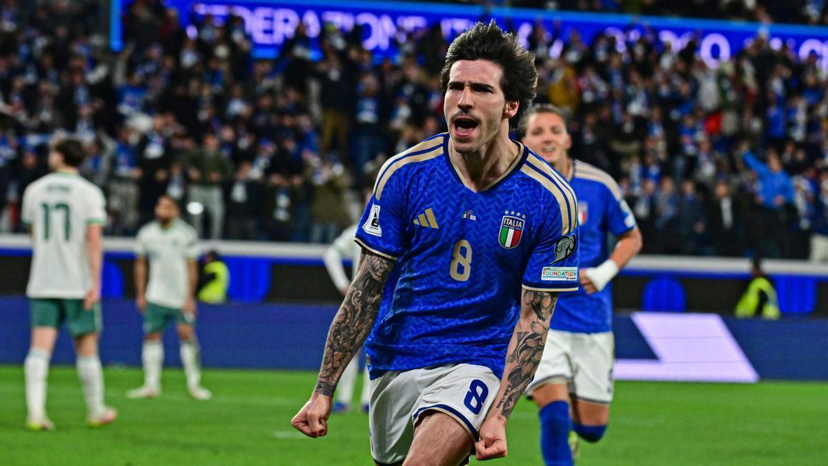 Sandro Tonali celebra el primer gol de los italianos en el partido de la repesca que han jugado ante Irlanda del Norte en Bérgamo