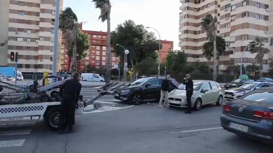 Nunca tienes que olvidarlo, pero menos en días con viento: esto le ha pasado a un coche en Alicante sin el freno de mano puesto