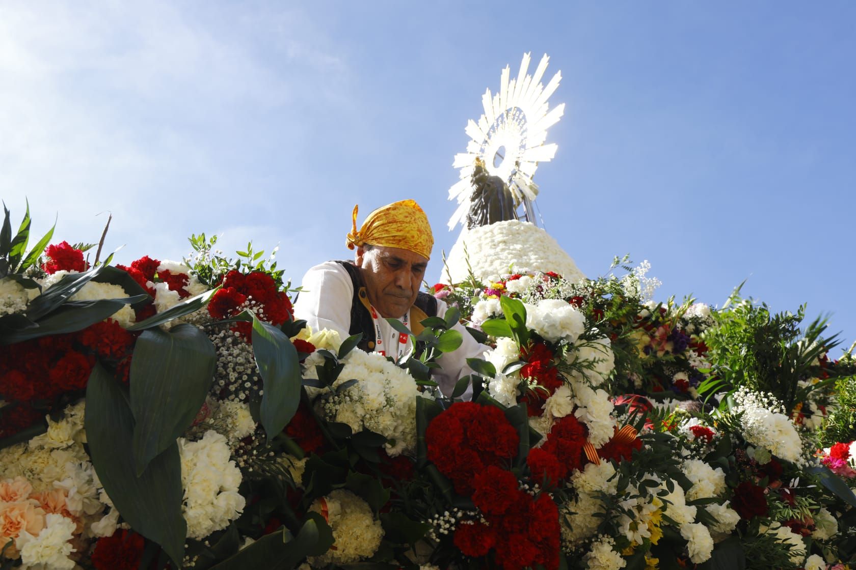 En imágenes | Zaragoza vive su día grande con la Ofrenda de Flores a la Virgen del Pilar