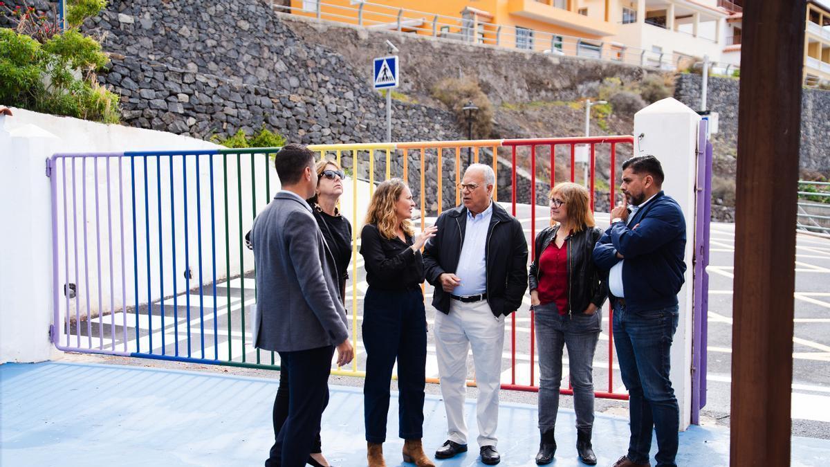 Casimiro Curbelo, en el centro de la imagen, durante la visita a un colegio.