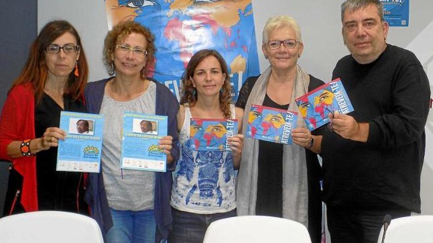 Rosa de Paz, Fina Farrés, Sílvia García, Mercè Rosich i Miquel Riera mostrant el cartell de Manresa Solidària