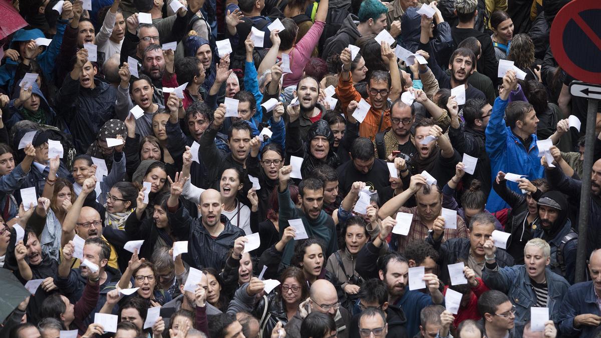 Manifestantes frente al colegio Ramon Llull durante el referéndum del 1-O de 2017.