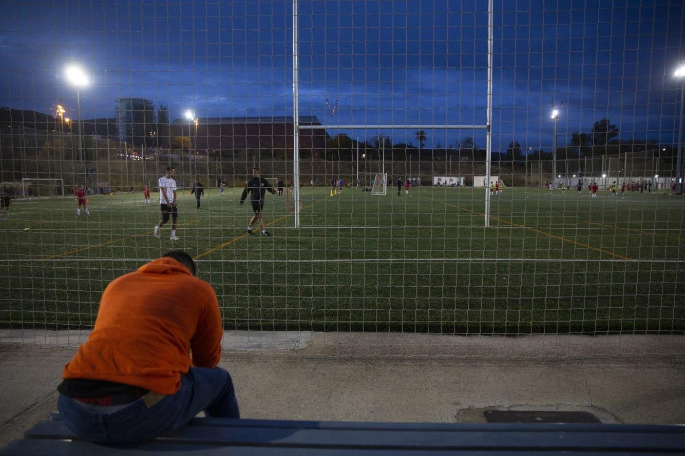 Un robo de cable deja una pista medio a oscuras en un centro deportivo público de Barcelona