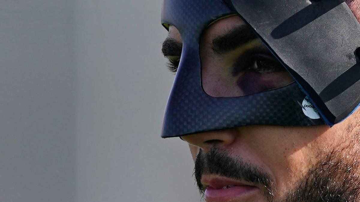 Monchu entrena con una máscara protectora que podría usar en Vallecas