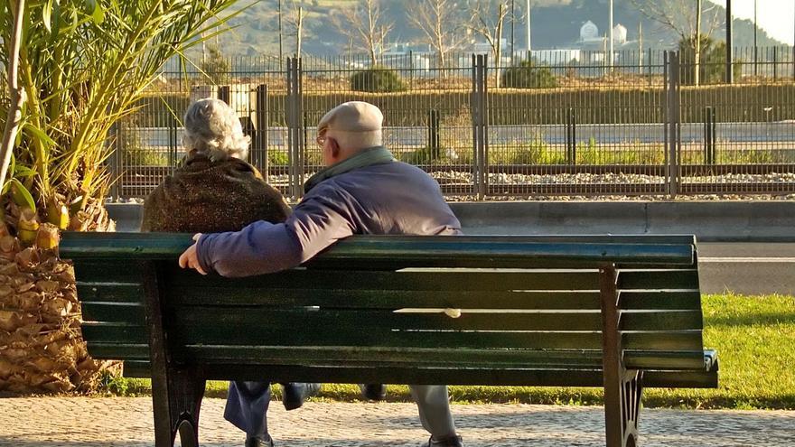 Una pareja de ancianos sentados en un banco.  | L. O.