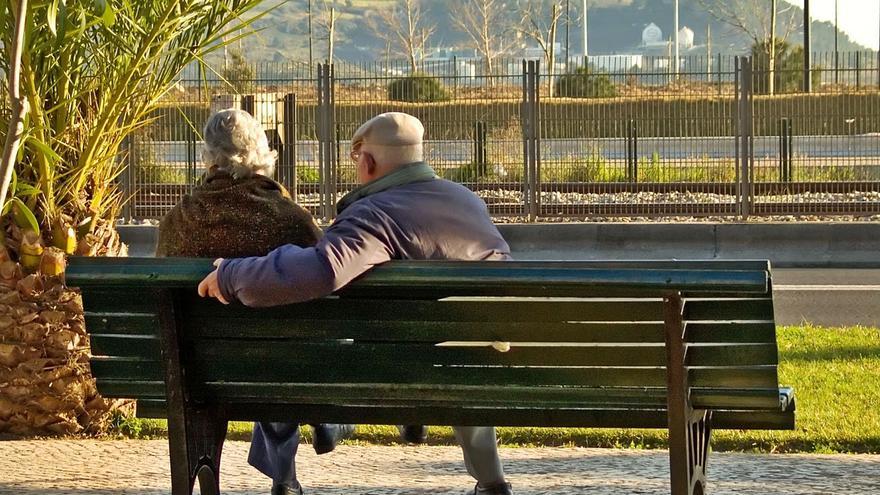 Una pareja de ancianos sentados en un banco. | L. O.
